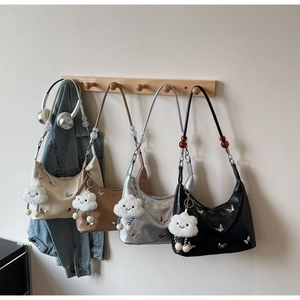 Détail de sacs à bandoulière papillon en quatre couleurs avec breloques nuage