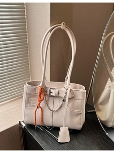 Sac fourre-tout minimaliste blanc cassé avec chaîne argentée et breloque corde orange