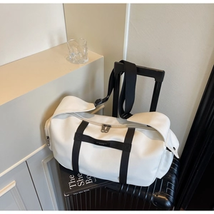 Dettaglio di una grande borsa da viaggio bianca in tessuto Oxford con cinghie nere rinforzate