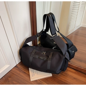 Dettaglio borsa sportiva in nylon nero impermeabile con cerniere in metallo
