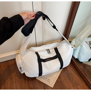 Dettaglio borsa da viaggio in tessuto Oxford bianco con cinghie nere e cerniere argento