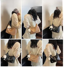 Vues détaillées du sac à bandoulière pour femme avec papillon et pendentif nuage