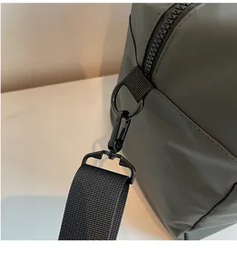 Dettaglio del borsone verde oliva con anello a D in metallo e cuciture in nylon rinforzate