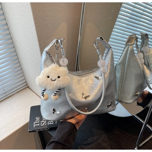 Sac hobo en cuir métallisé argenté avec charms papillons et porte-clés nuage en peluche