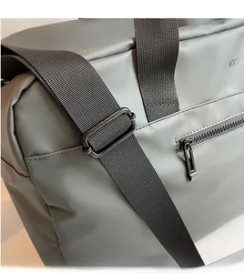 Dettaglio della tracolla larga regolabile e della cerniera sulla borsa da viaggio impermeabile
