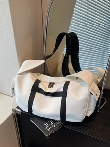 Borsa sportiva a cilindro bianca in tessuto oxford con cinghie nere e tasca laterale