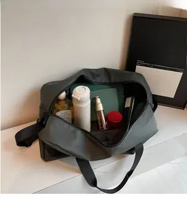 Dettaglio dell'interno spazioso di una borsa da viaggio con borraccia e quaderni inclusi