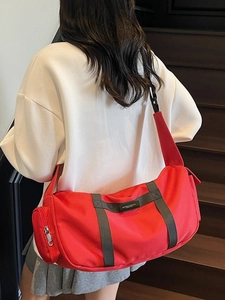 Borsa sportiva rossa in nylon grande capacità con tracolla regolabile e tasca laterale