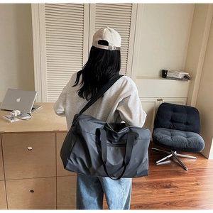 Grande borsa da viaggio nera con tracolla regolabile per palestra e viaggi brevi