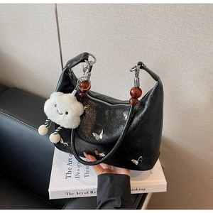 Détails du sac à main en cuir plissé noir avec boucles papillon et pendentif nuage doux
