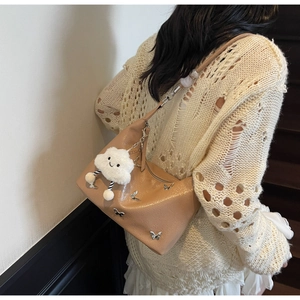 Détail du sac croissant kaki avec papillons métalliques et charm nuage en peluche