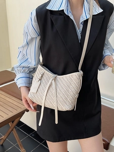 Borsa a spalla intrecciata beige da donna con frange lunghe e design spazioso chic
