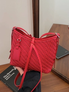 Borsa a tracolla intrecciata rossa alla moda con tracolla regolabile e grande capacità