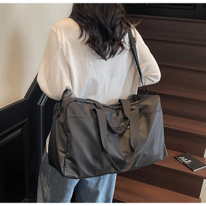 Dettaglio di una borsa da viaggio nera ad alta capacità con robusti spallacci