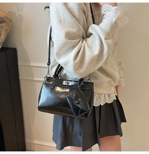 Sac à main en cuir verni noir avec fermoir rotatif argenté et mini pochette enveloppe