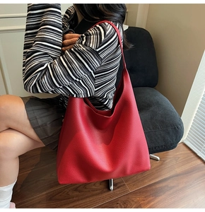Dettaglio della borsa Hobo in pelle rossa con trama a grana di ciottoli di qualità