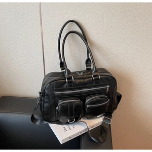 Dettaglio della borsa in pelle PU nera con due tasche a zip e finiture argentate