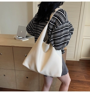 Dettaglio della borsa tote bianco crema in pelle martellata di alta qualità con grana
