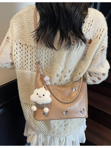 Sac hobo chic en similicuir camel avec breloques papillon et pendentif nuage