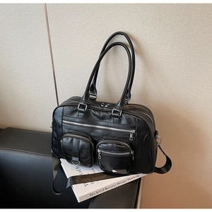 Dettaglio della borsa da viaggio in pelle PU nera con design a tasche multiple con zip