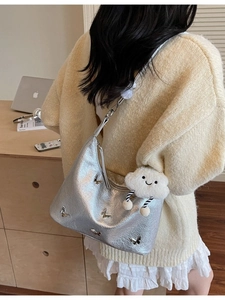 Sac hobo argenté métallisé avec breloques papillons et pendentif nuage en peluche