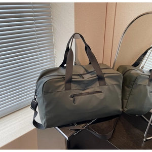 Dettaglio della borsa da viaggio verde oliva impermeabile con tracolla e zip