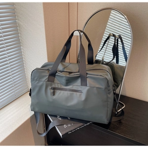 Dettaglio di una borsa da viaggio impermeabile capiente con tasca frontale a zip