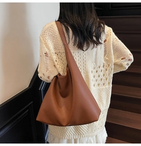 Dettaglio borsa tote in pelle martellata marrone con design minimalista e consistenza morbida