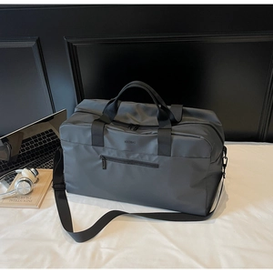 Dettaglio borsa da viaggio grigio antracite con doppi manici e tracolla rimovibile
