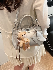 Sac bandoulière argenté métallisé avec breloque ours et pochette pour femme
