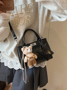 Sac à main noir minimaliste avec breloque ours en peluche et mini pochette assortie