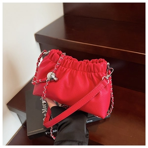 Dettaglio della borsa nuvola rossa increspata con pelle litchi e catena a sfera argento