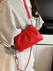 Borsa a nuvola rossa increspata con catena argento e tracolla in pelle a tracolla