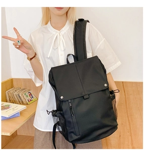 Détail de la poche latérale en filet du sac à dos et du fermoir à bouton pression