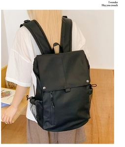 Détail du sac à dos noir haute capacité avec boucles en métal et poches latérales en filet