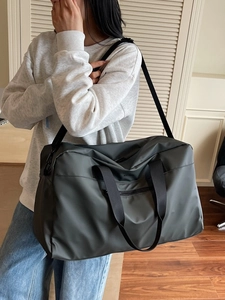 Borsa da viaggio grigio scuro capiente per fitness con tracolla regolabile pratica