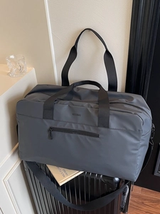 Borsa da viaggio grigio scuro capiente con tracolla su valigia per palestra e fine settimana