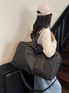 Grande borsa da viaggio nera per palestra e brevi viaggi indossata da modella in interni