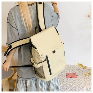 Détails du sac à dos en toile avec rivets, poches en filet et bretelles réglables