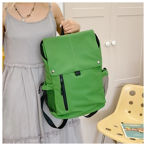 Vue détaillée du sac à dos vert imperméable montrant la boucle et la poche latérale filet