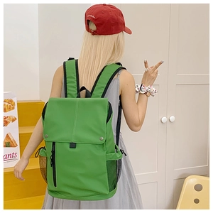 Vue détaillée du sac à dos vert vif imperméable avec fermeture à boucle et poche filet