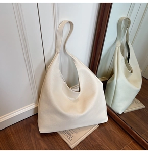 Dettaglio della borsa hobo bianco crema che mostra la trama della pelle martellata