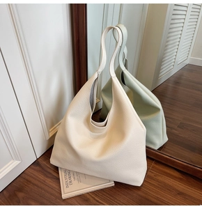 Dettaglio della borsa hobo bianco crema con texture in pelle martellata e design minimalista