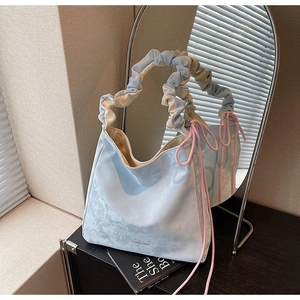 Vue détaillée du sac hobo plissé bleu clair avec texture marbrée et détails de cordon