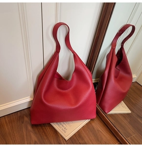 Macro di borsa Hobo in pelle martellata rossa che mostra la consistenza morbida e la capienza