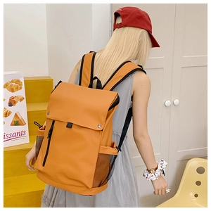 Détail d'un sac à dos extérieur avec poche latérale en filet noir et sangle réglable