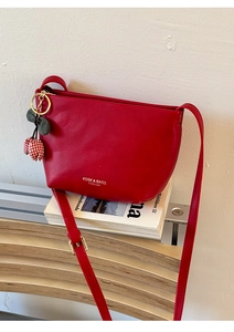 Detail der roten Lederbeuteltasche mit Goldaufschrift und Tulpenstoff-Anhänger Zubehör