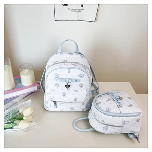 Détail d'un mini sac à dos à pois bleu clair avec oursons mignons et breloque coeur