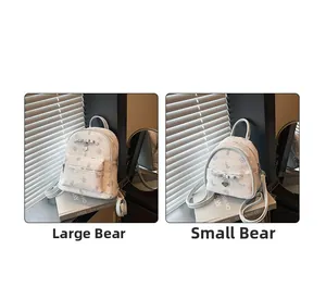 Détail de sacs à dos à motif d'ours en tailles large et petite avec pendentifs