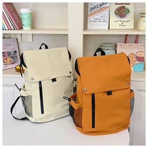 Grands sacs à dos en toile beige et orange avec poches multiples et design à rabat